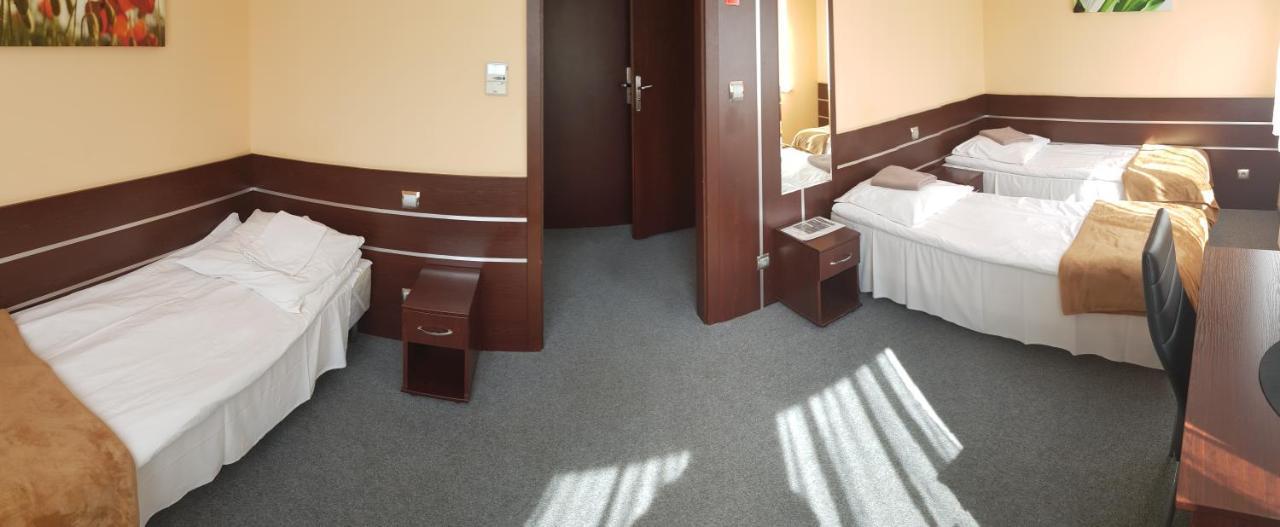Gosciniec Biznesowy Hostel ดองโบรวา กูร์นิตชา ภายนอก รูปภาพ