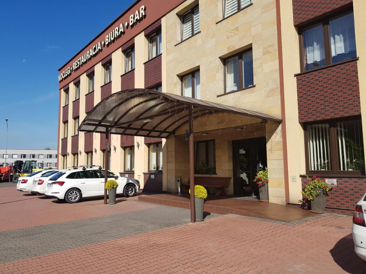 Gosciniec Biznesowy Hostel ดองโบรวา กูร์นิตชา ภายนอก รูปภาพ