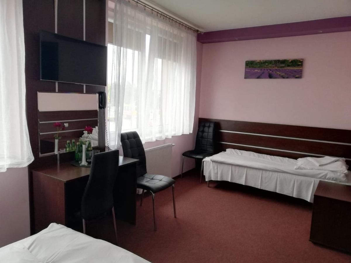 Gosciniec Biznesowy Hostel ดองโบรวา กูร์นิตชา ภายนอก รูปภาพ