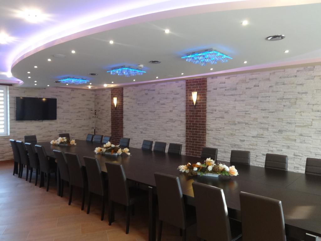 Gosciniec Biznesowy Hostel ดองโบรวา กูร์นิตชา ภายนอก รูปภาพ