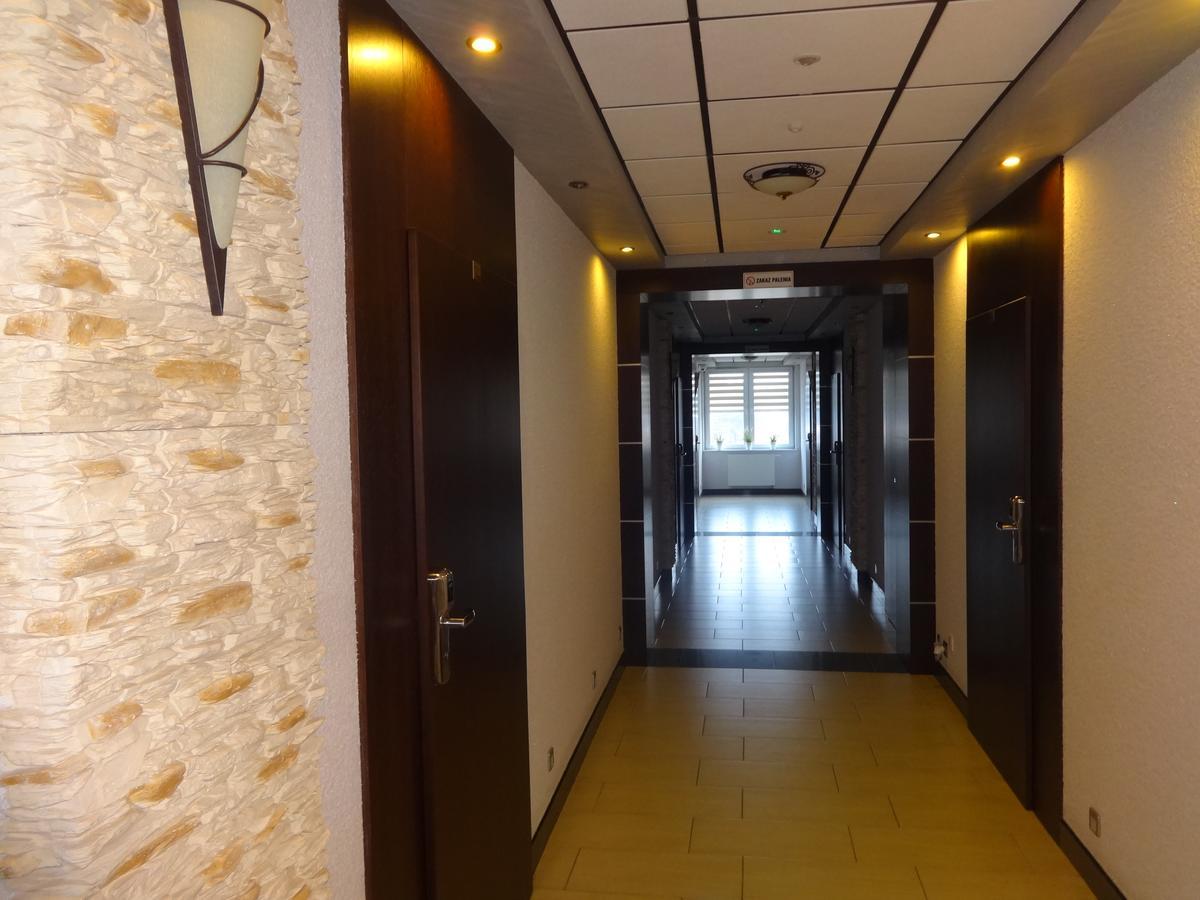 Gosciniec Biznesowy Hostel ดองโบรวา กูร์นิตชา ภายนอก รูปภาพ
